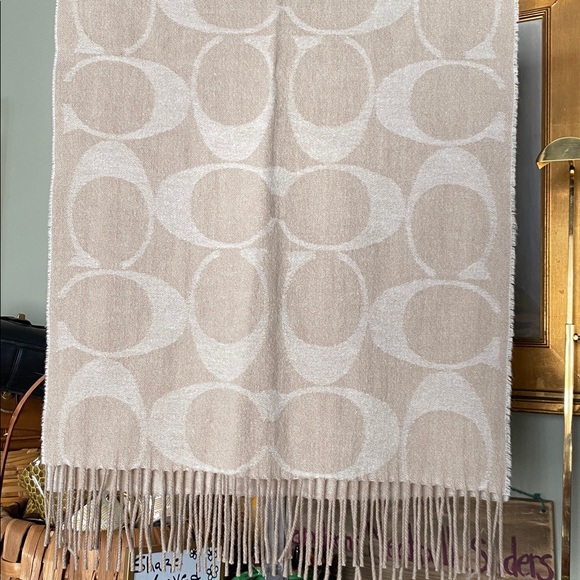 Coach Signature oblong scarf featuring “C" logo pattern and fringed edges - Picture 1 of 5